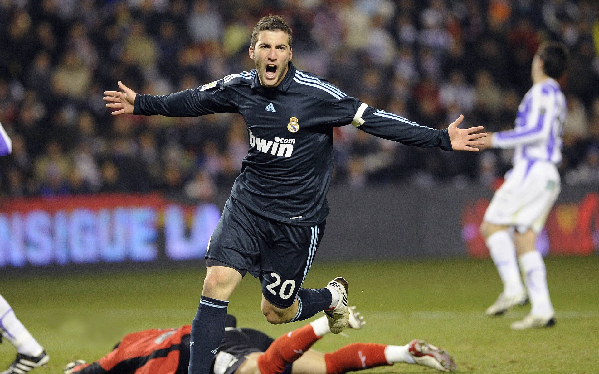 欧冠边锋之争：萨拉赫对决维尼修斯 数据表明风格各有千秋